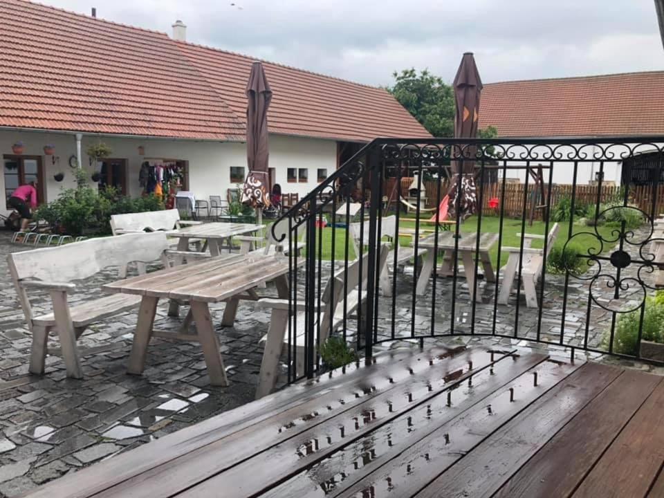 Penzion A Hospoda Na Statku Hluboká nad Vltavou Exterior foto