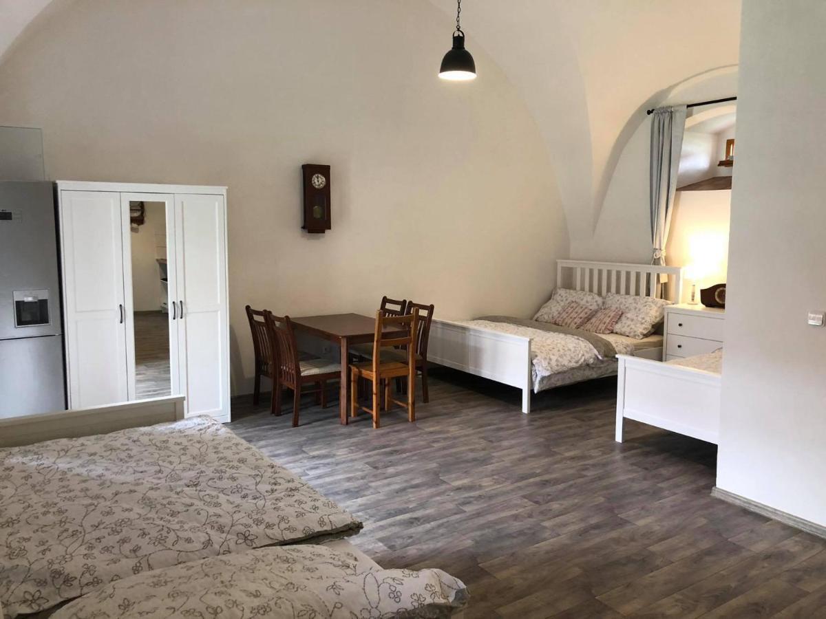 Penzion A Hospoda Na Statku Hluboká nad Vltavou Exterior foto